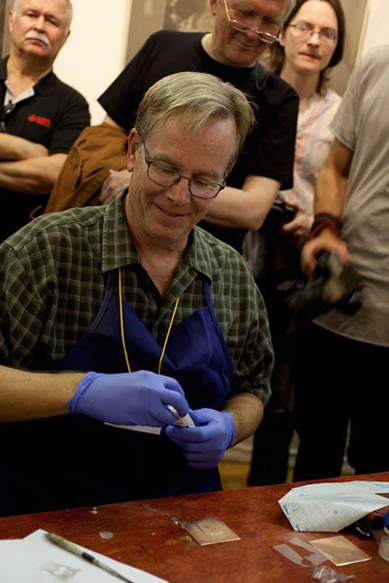 Werger inking a plate